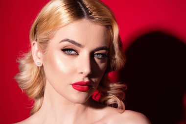 Genç şehvetli bir kadının yakın plan portresi. Şehvetli ve güzel bir modelin portresi. Güzel kadın. Şık, şehvetli bir kadın yüzü. Genç seksi bayan. Doğanın kadın yüzü. Şehvetli genç modelin portresi