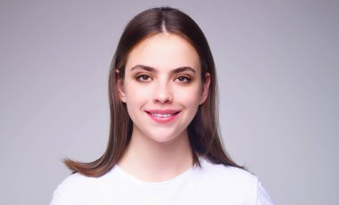 Temiz tenli, güzel, şehvetli bir kadın. Makyajlı, izole bir portresi var. Mükemmel ciltli güzel bir kızın portresi. Güzel, doğal bir kadın. Güzel kadın yüzü. Güzel, şehvetli genç bir model. Güzel kadın yüzü