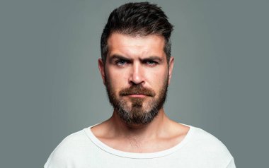 Portredeki sakallı adam. Sakallı, sakallı, ciddi bir adam. Bıyıklı yakışıklı sakallı adam. Berber dükkanı. Yüzü sakallı adamların yakın çekimi. Klasik sakallı ve bıyıklı bir adam.