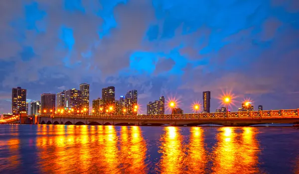 Miami Florida şehir merkezinde gün batımı. Alacakaranlıkta Miami 'nin şehir manzaraları. Miami 'deki şehir mimarisi. Miami gökdelenleri ve gece ışıkları