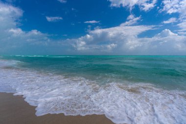 Deniz dalgaları. Yaz dönemi. Okyanus suyu hareketi. Okyanus sıçrama dalgası arka planı. Derin mavi deniz plajı. Turkuaz dalga arka planı. Rüya gibi egzotik deniz sahili arka planı. Yaz sancağı