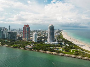 Güney Miami Sahili ve okyanus manzarası. Gökdelenleri olan Miami gökdelenleri. Yazın Miami 'nin hava manzarası. Lüks binaları olan Miami sahili. Miamis 'in ünlü sahil şeridinin insansız hava aracı görüntüsü