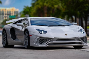 3 Nisan 2025. Miami mi? Lambo konsepti. Yazın Lamborghini spor arabası. Lamborghini süper arabası. Lambo tasarımı. Lamborghini Huracan spor arabası. Supercar Lamborghini yakın plan. V12 motor. Lüks araba.