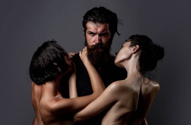 Üçlüye tutkuyla sarılmak. Bir grup seksi model. Üçlü konsept. Üç seksi model birlikte. Bir erkek ve iki seksi kadın. Çok eşlilik ya da iki eşlilik. Eş değiştiren ya da üçlü. Biseksüel kadın. Fahişelik ya da fantezi