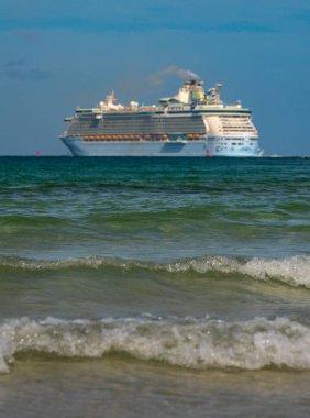 Okyanusta bir gemi turu. Okyanustaki lüks gemi su dalgaları. Yolcu gemisi olan Miami Plajı. Turkuaz su ve yolcu gemisi. Kıyıya yakın bir turist gemisi. Okyanus dalgaları ve gemi teknesi