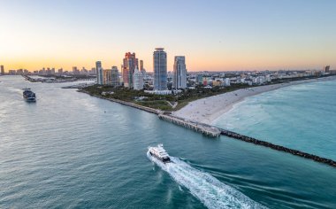 Miami Sahili ufuk çizgisi hava manzarası. Miami 'den İHA' ya. Tropik Miami manzarası. Miami bölgesi gökyüzü manzarası. Meşhur okyanus kıyısında. Panoramik kıyı şeridi. Güney sahili manzarası. Florida 'da yaz tatili