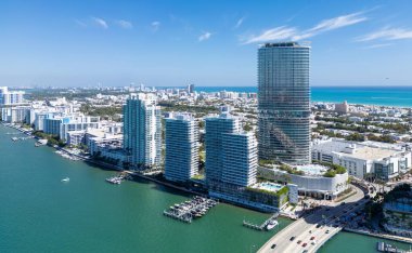 Miami Sahili ufuk çizgisi hava manzarası. Miami 'den İHA' ya. Tropik Miami manzarası. Miami bölgesi gökyüzü manzarası. Meşhur okyanus kıyısında. Panoramik kıyı şeridi. Güney sahili manzarası. Hava sahili