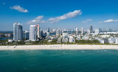 Miami Sahili ufuk çizgisi hava manzarası. Miami 'den İHA' ya. Tropik Miami manzarası. Miami bölgesi gökyüzü manzarası. Meşhur okyanus kıyısında. Panoramik kıyı şeridi. Güney sahili manzarası. Yaz tatili titreşimleri