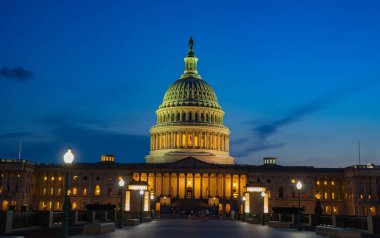 ABD yönetiminin Meclis sembolü. Capitol simgesi. Amerikan demokratik sisteminin Meclis Anıtı. Gökyüzü arka planındaki Capitol. Amerikan Başkenti