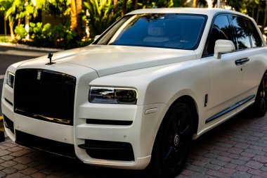 3 Nisan 2025. Miami mi? Sokaktaki Rolls Royce lüks arabası. Özel lüks otomobil. Rolls Royce V12 motoru. Süper araba sürüşü. Klasik Rolls Royce araba tasarımı. Zarif Rolls Royce Hayalet