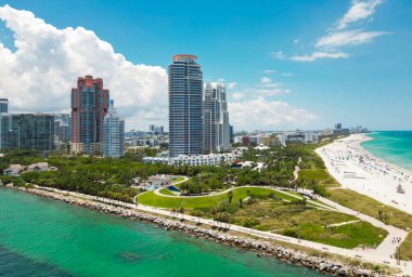 Turkuaz suları olan Miami Plajı 'nın havadan görünüşü. Miami siluetinin insansız hava aracı görüntüsü. Güney Miami Sahili 'nin en iyi manzarası. Lüks gökdelenleri ve okyanusları olan Miami şehri. Miamis 'in ünlü sahil şeridi manzarası