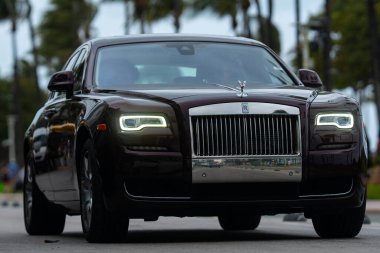 3 Nisan 2025. Miami mi? Rolls Royce lüks araba. Özel lüks otomobil. Rolls Royce V12 motoru. Süper araba sürüşü. Klasik Rolls Royce araba tasarımı. Zarif Rolls Royce Hayalet