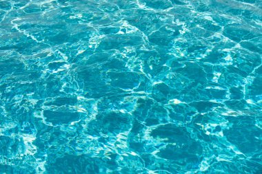 Yüzme havuzunda yırtık su. Mavi yüzme havuzunun yüzeyi, suyun arka planı