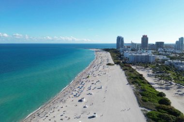 Ufuk çizgisi olan Miami Plajı hava manzarası. Miami yukarıdan. Miami 'nin ünlü deniz manzaralı insansız hava aracı. Gökdelenleri olan South Pointe plajı. Miami şehri panoraması. Miami Sahili 'nin okyanus manzarası