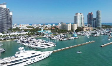 Mavi gökyüzünde Miami Plajı. Skyline hava görüntüsü. Miami şehri. Tropik Miami sahili. Miami bölgesi gökyüzü manzarası. Meşhur okyanus kıyısında. Panoramik kıyı şeridi. Güney sahili manzarası
