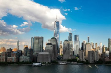 New York bir gökyüzü. Gökdelenleri olan New York şehri. New York şehrinin gökyüzü manzarası. Manhattan silueti. New York ve Hudson Nehri. New York şehir merkezi. Yukarıdan New York gökdelenleri