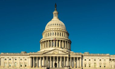 Meclis Binası. Capitol simgesi. Amerikan demokratik sisteminin Meclis Anıtı. Gökyüzü arka planındaki Capitol Kubbesi. Washington, D.C. Amerikan Başkenti