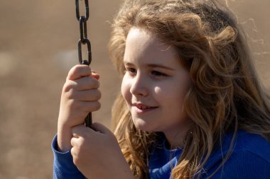 Çocuk zihni hayal gücüyle dolu. Sarışın çocuk barışçıl düşünüyor. Küçük hayalperest. Çocuk hayal etme konsepti. Açık hava çocuk portresi. Hayalci çocuk suratı. Çocukların rüya gibi ifadesi. Çocuklar ilham ile yüzleşir