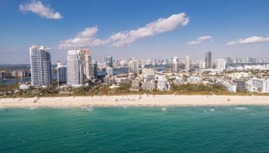 Ufuk çizgisi olan Miami Plajı hava aracı görüntüsü. Miami yukarıdan. Miamis 'in ünlü simgelerinin insansız hava aracı görüntüsü. Gökdelenleri olan South Pointe plajı. Miami şehri panoraması. Miami Sahili 'nin okyanus manzarası
