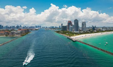 Miami Plajı. Miami Beach City tepeden. Yukarıdan Güney Sahili. Sahil şeridinin insansız hava aracı. Miami kıyılarında gökdelenler var. Miamis görünümünün havadan şehir manzarası