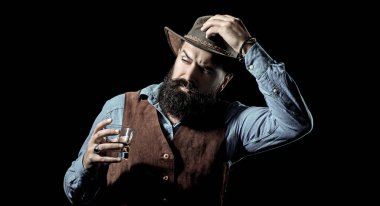 Ciddi bir adamın elindeki brendi bardağı. Barda tek başına brendi içen adam. Klasik klasik bardakta konyak konyağı. Brendi viskisi retro tarzında. İçki konsepti