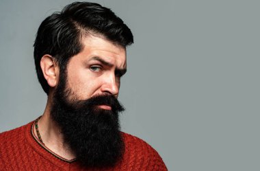 Portredeki sakallı adam. Sakallı, sakallı, ciddi bir adam. Bıyıklı yakışıklı sakallı adam. Berber dükkanı. Yüzü sakallı adamların yakın çekimi. Klasik sakallı ve bıyıklı bir adam.