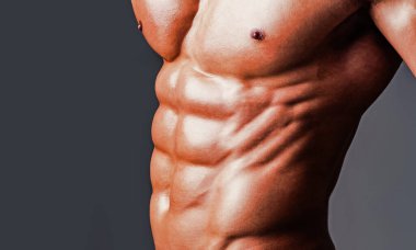 Kas gövdesi kesilmiş, güçlü bir karın kası var. Seksi erkek vücudu. Kaslı altılı paket, çıplak gövde. Kaslı vücudu ve karın kasları olan çıplak bir adam. Kaslı üstsüz erkek vücudu. Adam karın kası gösteriyor.