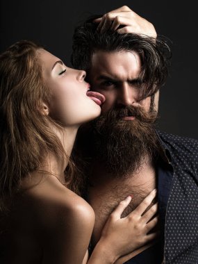 Romantik seksi aşıklar. Tutkulu seksi aşıklar, dil yalayın. Şehvetli kadın ve erkek kucaklaşması. Sevgililer sarılıyor. Seksi çiftler portresi. Aşık seksi bir çift. Sevgililer sarılıyor. Şefkatli çift