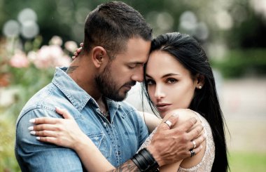 Aşka güven. Birbirimizin arkadaşlığından keyif alıyoruz. Şehvetli ön sevişme. Şehvetli kadın ve erkek kucaklaşması. Sevgililer sarılıyor. Seksi çiftler portresi. Aşık seksi bir çift. Sevgililer sarılıyor. Şefkatli çift