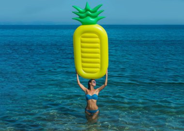 Yaz portresi. Yaz tatilinde bronzlaşmış seksi ince bikini modeli. Denizde mayo giymiş bir kız. Yaz plajında seksi, şehvetli bir kadın. Yaz kızı tropik plajda tatilde.