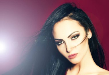 Genç şehvetli bir kadının yakın plan portresi. Şehvetli ve güzel bir modelin portresi. Güzel kadın. Şık, şehvetli bir kadın yüzü. Genç seksi bayan. Doğanın kadın yüzü. Şehvetli genç modelin portresi