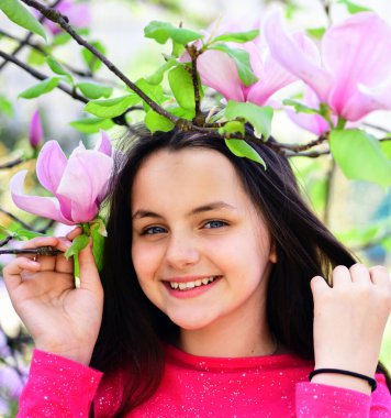 Bahar Parkı 'nda manolyalı bir kız. Manolya çiçeği buketi tutan mutlu genç kız. Çiçek açan bahçede bir çocuk. Dışarıdaki küçük kız. Manolyalı rüya gibi bir kızın portresi.