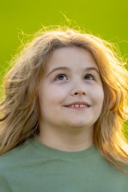 Çocuk başka tarafa bakıyor ve düşünüyor. Çocuk hayalperesti şüpheli bir bakışla düşünüyor. Derin düşünen bir çocuğun portresi. Hayalperest ergen çocuk düşüncelere daldı. Düşünceli yüzlü zeki çocuk. Hayal kuran çocuk