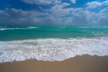Sakin dalga hareketi. Yaz deniz meltemi. Deniz doğası arka planı. Huzurlu bir tatil yeri. Rüya gibi okyanus ufku. Sahil cenneti duvar kağıdı. Deniz köpüğü dalgaları. Manzaralı tropikal seyahat