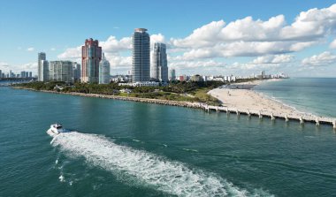 Miami plajı şehir manzarası. Miami yaz havası manzarası. Miami sahil şeridi. Güney Sahili Miami hava manzarası. Florida 'daki mavi okyanus silueti. Miamis şehir manzarası. Okyanus kıyısı