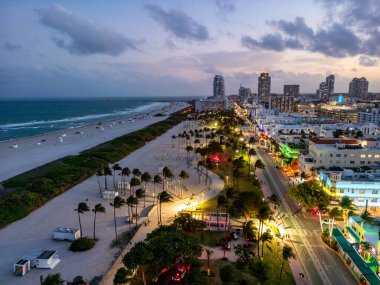 Miami şehir merkezinin gece lambasında manzarası. Güney Sahili 'ndeki tropik cennet. Miami 'de gece yarısı ışıkları. Miami ufuk çizgisinin rıhtım manzarası. Gün doğumunda Miami 'nin hava görüntüsü. Neon Art Deco. Okyanus yolculuğu