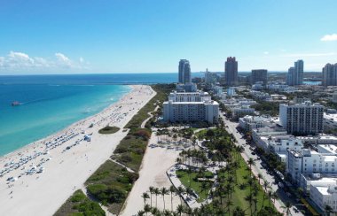 Ufuk çizgisi olan Miami Plajı hava manzarası. Miami yukarıdan. Miamis 'in ünlü simgeleri. Gökdelenleri olan South Pointe plajı. Miami şehri panoraması. Miami sahilinde yaz tatili