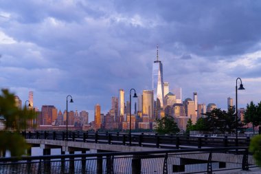 New York, New York şehrinin gökyüzü bulutlarıyla dolu silueti. New York Gökdelenleri. New York City silueti, ABD 'de Manhattan şehri manzarası. Manhattan 'da panoramik manzara. New York silüeti
