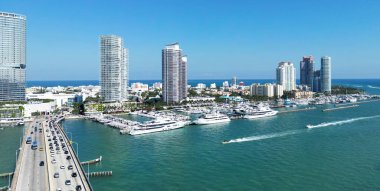 Miami Sahili şehir manzarası. Miami yaz havası manzarası. Miami sahil şeridi. Güney Sahili Miami hava manzarası. Florida 'daki mavi okyanus silueti. Miamis şehir manzarası. Okyanus kıyısında. Yaz gökdeleni silüeti