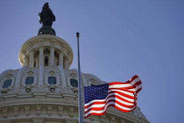 Washington DC 'de demokrasinin bir sembolü olarak Birleşik Devletler Kongre Binası. Capitol Hill 'deki Meclis Binası. Amerikan hükümeti. Amerikan bayrağı tarihi Kongre Binası 'nın kubbesini süslüyor. Senato.