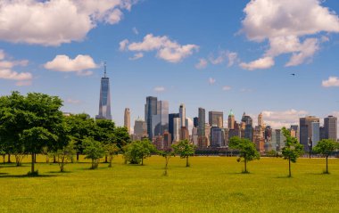 New York şehri gökyüzü bulutları üzerinde. Gökdelenleri olan New York şehri. New York şehri silueti panoramik. Manhattan silueti. New York ve Hudson Nehri. New York şehir merkezi. New York gökdelenleri