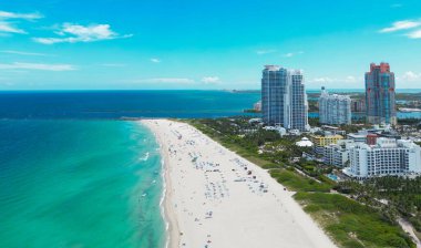 Miami Plajı. Miami Beach City tepeden. Yukarıdan Güney Sahili. Sahil şeridinin insansız hava aracı. Miami kıyılarında gökdelenler var. Miamis görünümünün havadan şehir manzarası