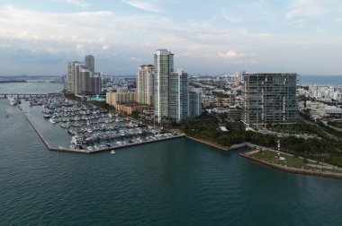 Ufuk çizgisi olan Miami Plajı hava manzarası. Miami yukarıdan. Miamis 'in ünlü simgeleri. Gökdelenleri olan South Pointe plajı. Miami şehri panoraması. Miami silueti ve okyanus