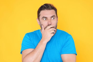 Şok olmamış beyaz bir adamın portresi. Şaşırtıcı bir ifade, korku ve heyecan dolu bir yüz ifadesiyle korkmuş ve şok olmuş. Duygusallar. Büyük bir inançsızlıkla şoke olan adam, şaşkınlık ve şaşkınlık ifade eder.