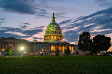 Washington DC 'de demokrasinin bir sembolü olarak Birleşik Devletler Kongre Binası. Capitol Hill 'deki Meclis Binası. Amerikan hükümeti. Amerikan bayrağı tarihi Kongre Binası 'nın kubbesini süslüyor. Senato.