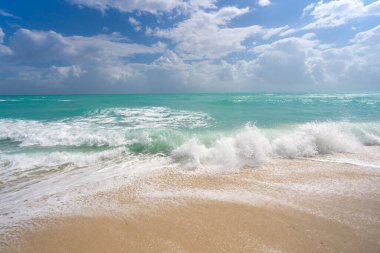 Deniz sahili geçmişi. Mavi deniz dalgaları. Kumsal kıyısı. Deniz kıyısı okyanus manzarası. Yaz denizi sahnesi