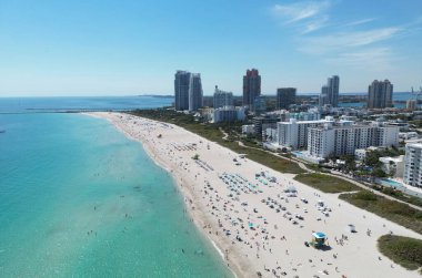 Ufuk çizgisi olan Miami Plajı hava manzarası. Miami yukarıdan. Miami 'nin ünlü deniz manzaralı insansız hava aracı. Gökdelenleri olan South Pointe plajı. Miami şehri panoraması. Miami Sahili 'nin okyanus manzarası