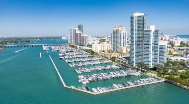 Miami plajı şehir manzarası. Miami yaz havası manzarası. Miami sahil şeridi. Güney Sahili Miami hava manzarası. Florida 'daki mavi okyanus silueti. Miamis şehir manzarası. Okyanus kıyısı