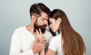 Yaramaz ve tutkulu. Samimi ilişki ve cinsel ilişki. Şehvetli kadın ve erkek kucaklaşması. Sevgililer sarılıyor. Sevgililer sarılıyor. Şefkatli bir çift. Birkaç şehvetli dokunuş