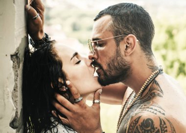 Aşık çift öpüşüyor. Şehvetli Öpücük. Şehvetli kadın ve erkek öpüşmesi. Seksi çiftler portresi. Aşık seksi çift öpücüğü. Sevgililer sarılıyor. Şefkatli çift öpücüğü. Birkaç şehvetli dokunuş